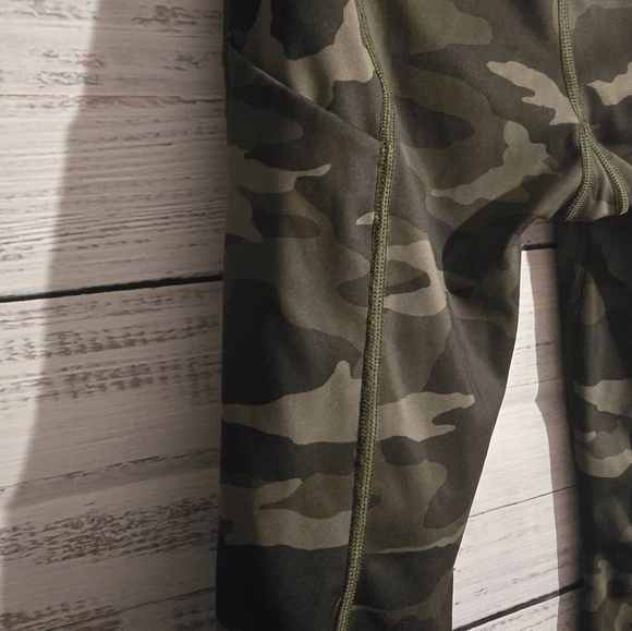 Athleta Ultimate 7/8 Womans Camo Leggings With Pockets Size Xsmall - Picture 4 of 6